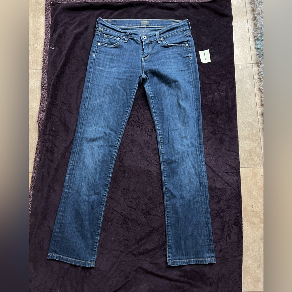 CoH medium wash lowrise “Ava” straight leg jean. Citizen of Humanity size 26